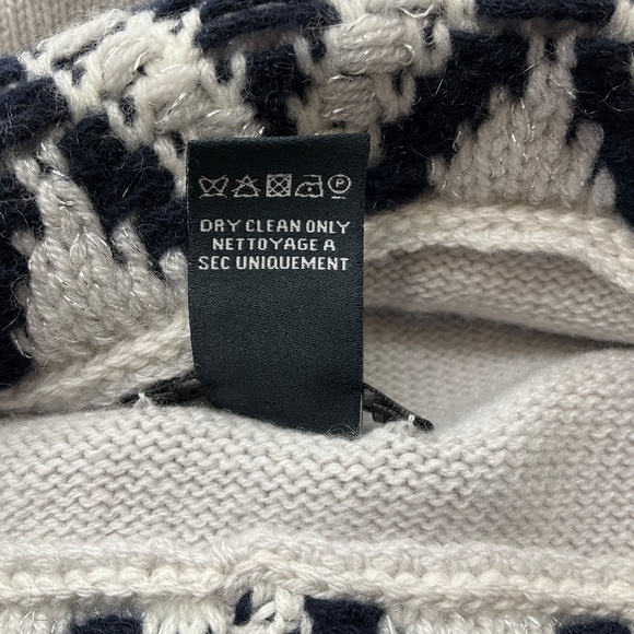 CHANEL GREY / NAVY / SILVER METALLIC CC LOGO CASHMERE KNIT BEANIE AND ARM WARMER - Picture 6 of 14